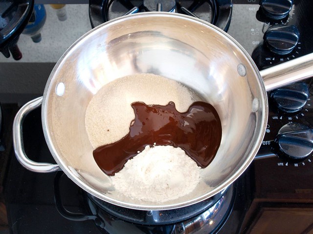 Cách làm bánh socola sữa chua Hy Lạp