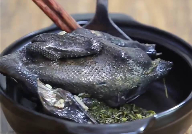 Gà ác hầm ngải cứu