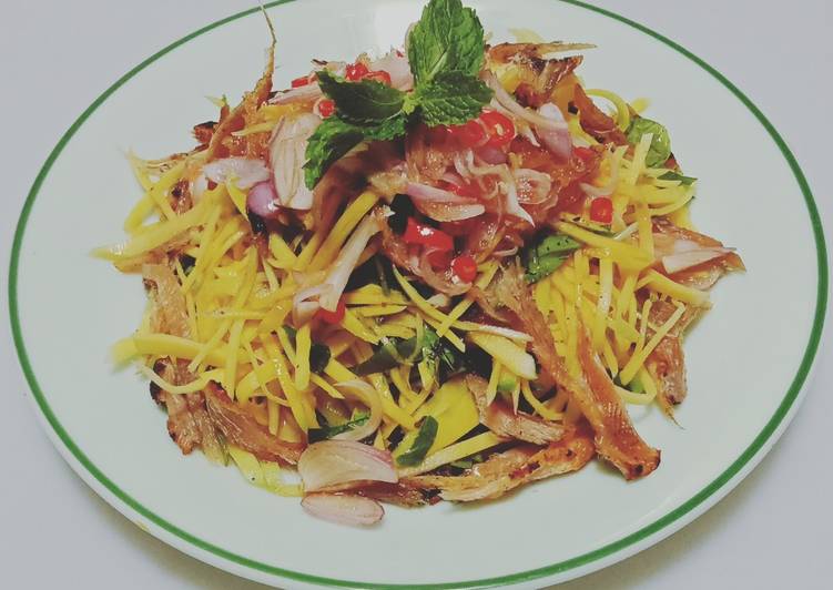 Gỏi xoài khô cá lóc