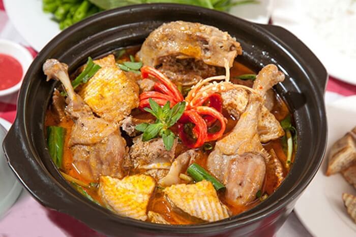 Cổ cánh vịt trời nấu khoai sọ