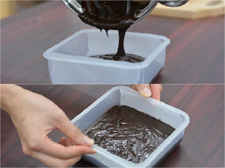 đổ hỗn hợp ở trên vào chiếc hộp vuông đã chuẩn bị