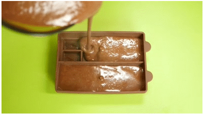 Đổ một nửa hỗn hợp trên vào khuôn làm chocolate bằng silicon.